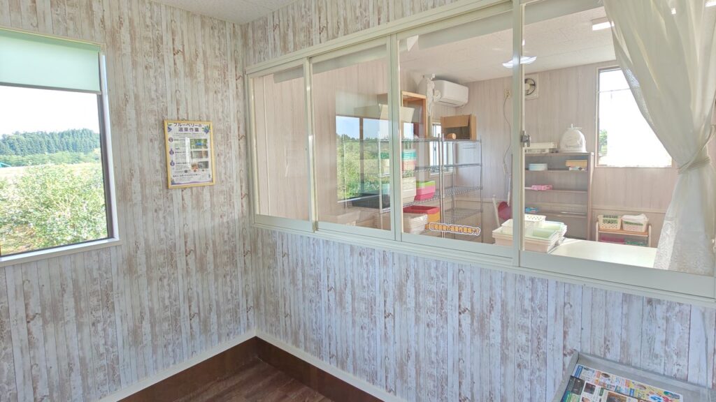 作品例:かづの精果園の小屋の中の写真(改修後の休憩所と選果の作業場)